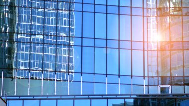 Modern şehrin iş bölgesindeki bina parçaları. Şehir merkezindeki yüksek katlı ofis binası. Tipik beton, cam ve çelikten modern mimari.