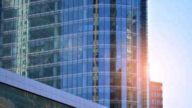 Modern şehrin iş bölgesindeki bina parçaları. Şehir merkezindeki yüksek katlı ofis binası. Tipik beton, cam ve çelikten modern mimari.