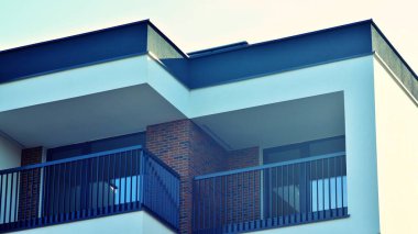 Soyut mimari, modern şehir geometrisinin bir parçası. Mavi gökyüzü olan güneşli bir günde modern apartman binası. Avrupa 'daki apartman binaları. Çapraz işlem fotoğraf filtresi.