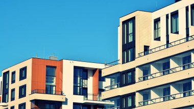 Soyut mimari, modern şehir geometrisinin bir parçası. Mavi gökyüzü olan güneşli bir günde modern apartman binası. Avrupa 'daki apartman binaları. Çapraz işlem fotoğraf filtresi.