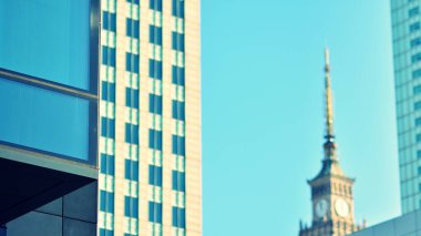 Modern şehrin iş bölgesindeki bina parçaları. Şehir merkezindeki yüksek katlı ofis binası. Tipik beton, cam ve çelikten modern mimari. Çapraz işlem fotoğraf filtresi.