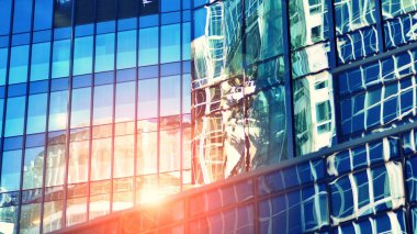 Modern şehrin iş bölgesindeki bina parçaları. Şehir merkezindeki yüksek katlı ofis binası. Tipik beton, cam ve çelikten modern mimari. Çapraz işlem fotoğraf filtresi.