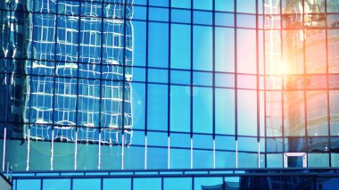 Modern şehrin iş bölgesindeki bina parçaları. Şehir merkezindeki yüksek katlı ofis binası. Tipik beton, cam ve çelikten modern mimari. Çapraz işlem fotoğraf filtresi.