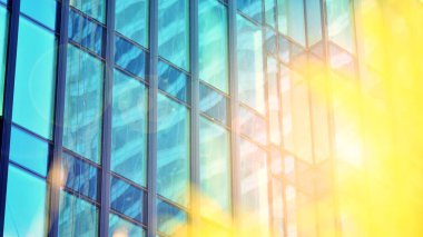Modern şehrin iş bölgesindeki bina parçaları. Şehir merkezindeki yüksek katlı ofis binası. Tipik beton, cam ve çelikten modern mimari. Çapraz işlem fotoğraf filtresi.