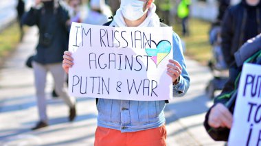 Varşova, Polonya. 24 Şubat 2022. Varşova 'daki Rus büyükelçiliğinin önünde savaş karşıtı protesto. Göstericiler barış çağrısı yaptı ve Putin 'i kınadı. 