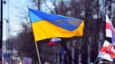 Varşova, Polonya. 24 Şubat 2022. Varşova 'daki Rus büyükelçiliğinin önünde savaş karşıtı protesto. Göstericiler barış çağrısı yaptı ve Putin 'i kınadı. 