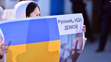 Varşova, Polonya. 24 Şubat 2022. Varşova 'daki Rus büyükelçiliğinin önünde savaş karşıtı protesto. Göstericiler barış çağrısı yaptı ve Putin 'i kınadı. 