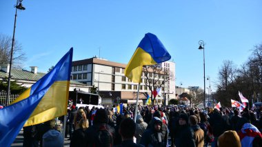 Varşova, Polonya. 24 Şubat 2022. Varşova 'daki Rus büyükelçiliğinin önünde savaş karşıtı protesto. Göstericiler barış çağrısı yaptı ve Putin 'i kınadı. 