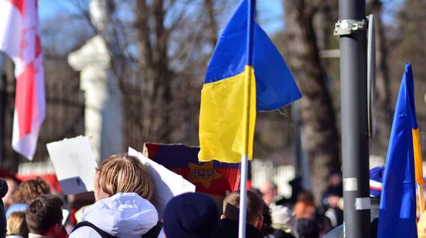 Варшава Польша Февраля 2022 Года Антивоенный Протест Российского Посольства Варшаве — Бесплатное стоковое фото