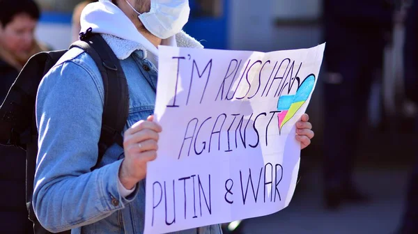 ポーランドのワルシャワ 2022年2月24日 ワルシャワのロシア大使館の外での反戦デモ デモ隊は平和を求め プーチンを非難する  — 無料ストックフォト