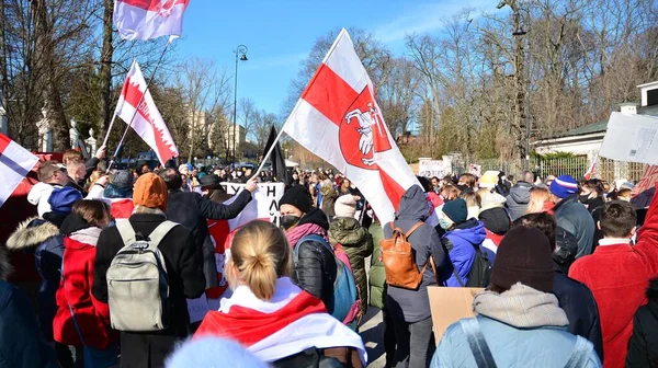 ポーランドのワルシャワ 2022年2月24日 ワルシャワのロシア大使館の外での反戦デモ デモ隊は平和を求め プーチンを非難する  — 無料ストックフォト