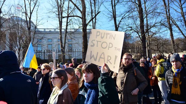 Varsóvia Polónia Fevereiro 2022 Protesto Guerra Fora Embaixada Russa Varsóvia — Fotografia de Stock Grátis