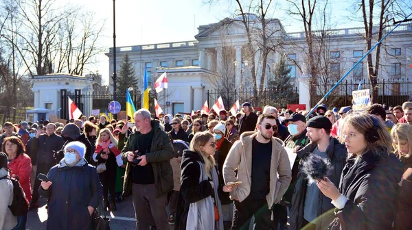 ポーランドのワルシャワ 2022年2月24日 ワルシャワのロシア大使館の外での反戦デモ デモ隊は平和を求め プーチンを非難する  — 無料ストックフォト