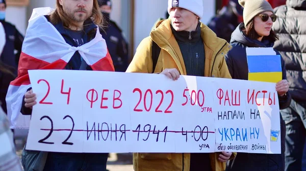 Varsóvia Polónia Fevereiro 2022 Protesto Guerra Fora Embaixada Russa Varsóvia — Fotografia de Stock Grátis