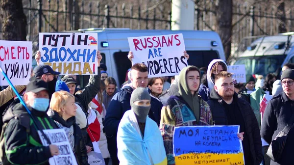 Varsóvia Polónia Fevereiro 2022 Protesto Guerra Fora Embaixada Russa Varsóvia — Fotografia de Stock Grátis