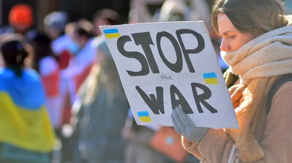 Varsovia Polonia Febrero 2022 Protesta Contra Guerra Frente Embajada Rusa — Foto de stock gratis