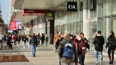 Varşova, Polonya. 24 Şubat 2022. Kalabalık, Marszalkowska Caddesi 'nin kaldırımlarındaki sokak satıcılarından alışveriş yapıyor..