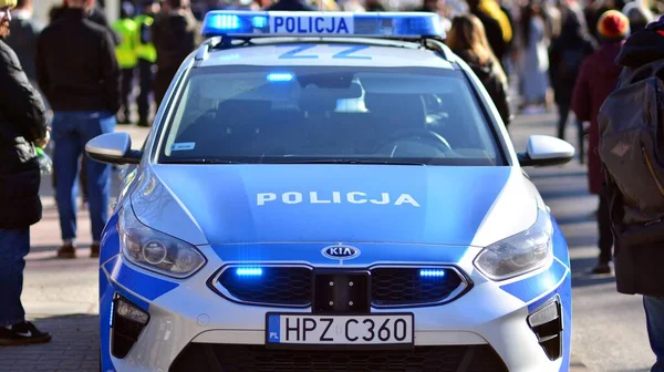 ポーランドのワルシャワ 2022年2月24日 通りに警察の車 警察のサイン — ストック写真