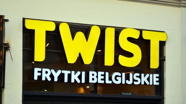 ポーランドのワルシャワ 2022年2月24日 ツイストFrytki Belgijskieに署名します 会社の看板ツイストFrytki Belgijskie — ストック写真