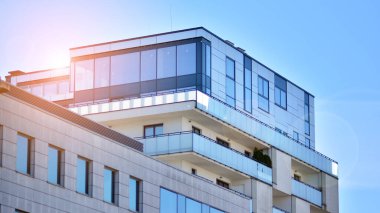 Düz binaları olan Modern yerleşim yerinin bir parçası. Yeni Lüks Ev ve Ev Kompleksinin Ayrıntıları.  