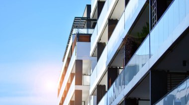 Düz binaları olan Modern yerleşim yerinin bir parçası. Yeni Lüks Ev ve Ev Kompleksinin Ayrıntıları.  