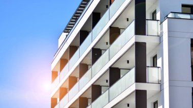 Düz binaları olan Modern yerleşim yerinin bir parçası. Yeni Lüks Ev ve Ev Kompleksinin Ayrıntıları.  