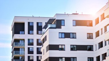 Düz binaları olan Modern yerleşim yerinin bir parçası. Yeni Lüks Ev ve Ev Kompleksinin Ayrıntıları.  