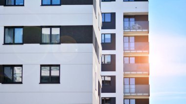 Düz binaları olan Modern yerleşim yerinin bir parçası. Yeni Lüks Ev ve Ev Kompleksinin Ayrıntıları.  