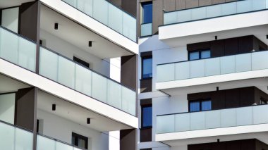 Düz binaları olan Modern yerleşim yerinin bir parçası. Yeni Lüks Ev ve Ev Kompleksinin Ayrıntıları.  