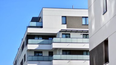 Düz binaları olan Modern yerleşim yerinin bir parçası. Yeni Lüks Ev ve Ev Kompleksinin Ayrıntıları.  