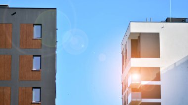 Düz binaları olan Modern yerleşim yerinin bir parçası. Yeni Lüks Ev ve Ev Kompleksinin Ayrıntıları.  