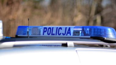 Varşova, Polonya. 24 Şubat 2022. Sokakta bir polis arabası. Polis işareti.