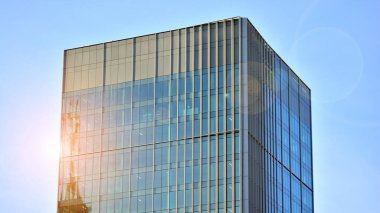Şehir soyutu - ofis binasının pencereli duvarı. Şehirdeki modern iş binasının detaylı görüntüleri. Bir gökdelenin cam cephesine bakıyorum..