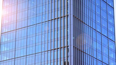 Şehir soyutu - ofis binasının pencereli duvarı. Şehirdeki modern iş binasının detaylı görüntüleri. Bir gökdelenin cam cephesine bakıyorum..