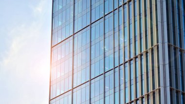 Şehir soyutu - ofis binasının pencereli duvarı. Şehirdeki modern iş binasının detaylı görüntüleri. Bir gökdelenin cam cephesine bakıyorum..