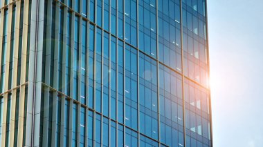 Şehir soyutu - ofis binasının pencereli duvarı. Şehirdeki modern iş binasının detaylı görüntüleri. Bir gökdelenin cam cephesine bakıyorum..