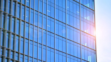 Şehir soyutu - ofis binasının pencereli duvarı. Şehirdeki modern iş binasının detaylı görüntüleri. Bir gökdelenin cam cephesine bakıyorum..