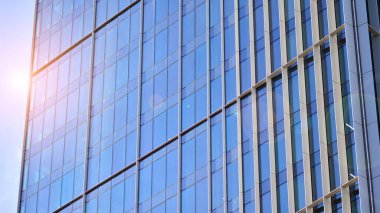 Şehir soyutu - ofis binasının pencereli duvarı. Şehirdeki modern iş binasının detaylı görüntüleri. Bir gökdelenin cam cephesine bakıyorum..