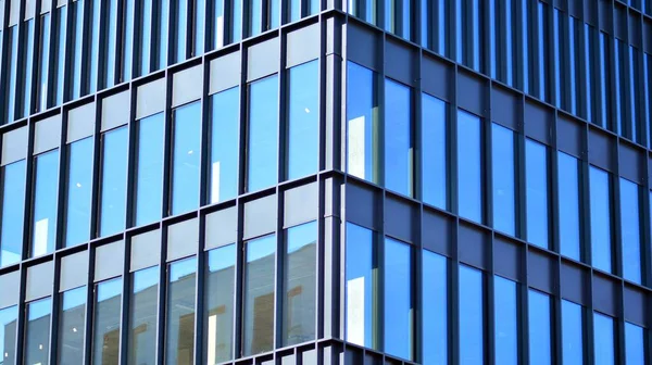 도시의 추상적 사무실 도시의 현대적 건물의 유리창 전면을 올려다보며 — 스톡 사진