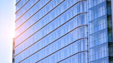 Balkonlu modern bir konut inşaatı için cam cephe.