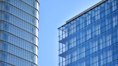 Balkonlu modern bir konut inşaatı için cam cephe.