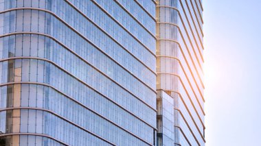 Balkonlu modern bir konut inşaatı için cam cephe.