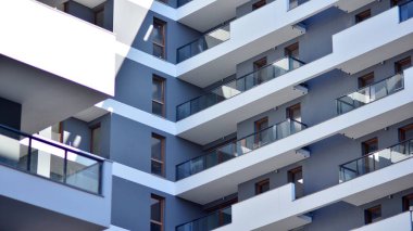 Düz binaları olan Modern yerleşim yerinin bir parçası. Yeni Lüks Ev ve Ev Kompleksinin Ayrıntıları.  