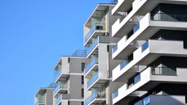 Düz binaları olan Modern yerleşim yerinin bir parçası. Yeni Lüks Ev ve Ev Kompleksinin Ayrıntıları.  