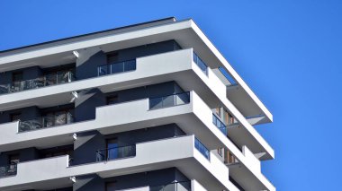 Düz binaları olan Modern yerleşim yerinin bir parçası. Yeni Lüks Ev ve Ev Kompleksinin Ayrıntıları.  