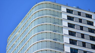 Balkonlu modern bir konut inşaatı için cam cephe.