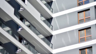 Düz binaları olan Modern yerleşim yerinin bir parçası. Yeni Lüks Ev ve Ev Kompleksinin Ayrıntıları.  