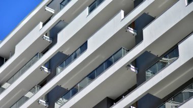 Düz binaları olan Modern yerleşim yerinin bir parçası. Yeni Lüks Ev ve Ev Kompleksinin Ayrıntıları.  