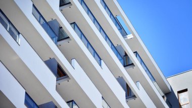 Düz binaları olan Modern yerleşim yerinin bir parçası. Yeni Lüks Ev ve Ev Kompleksinin Ayrıntıları.  
