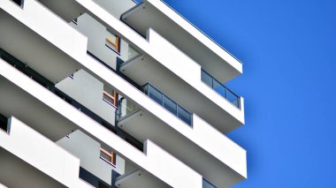 Düz binaları olan Modern yerleşim yerinin bir parçası. Yeni Lüks Ev ve Ev Kompleksinin Ayrıntıları.  